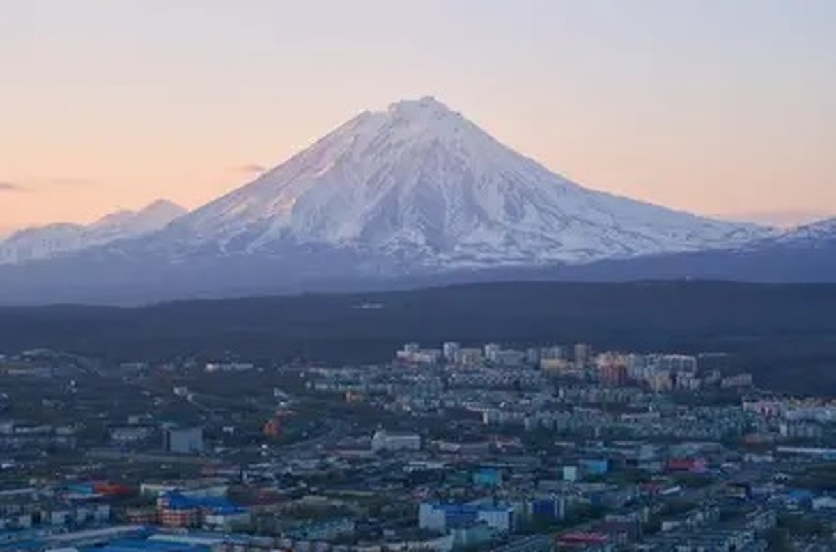 <span class='tagLine tagLine_en'>Volcano in Russia's Kamchatka ejects ash up to 9.2 km high</span>