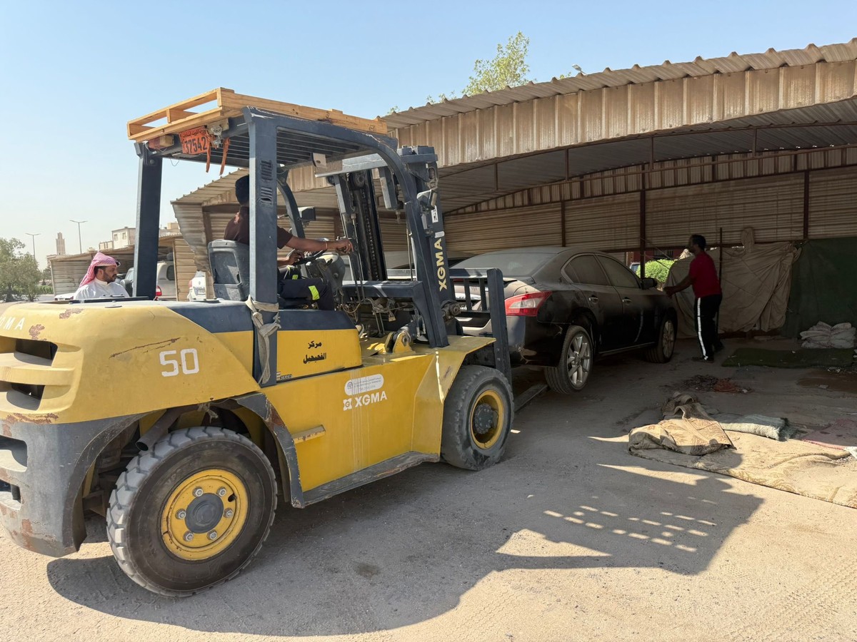 Ahmadi Municipality Removes Abandoned Vehicles, Food Trucks, and Illegal Canopies