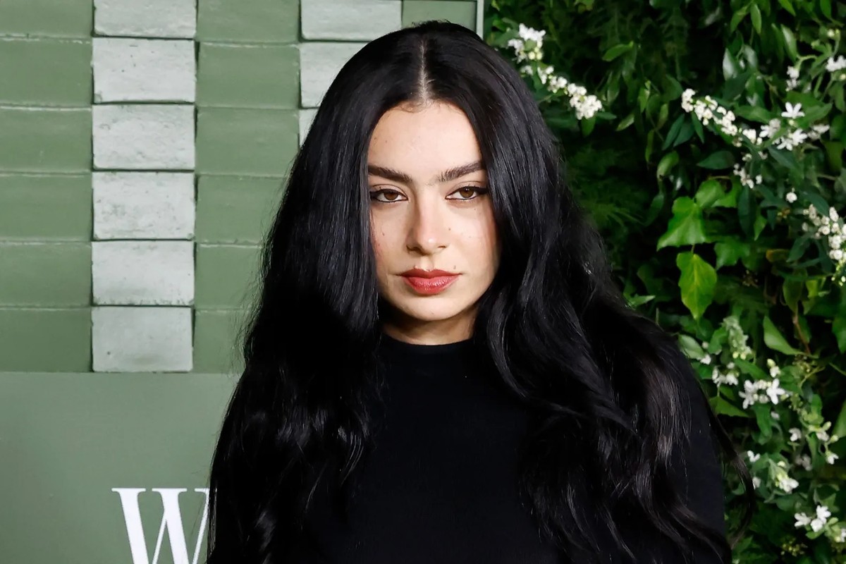 Charli XCX drops in on SNL &mdash; fans think it&rsquo;s a Taylor Swift clapback