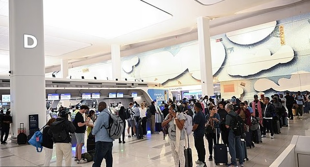 Severe weather grounds flights, sparks travel chaos at major US airports