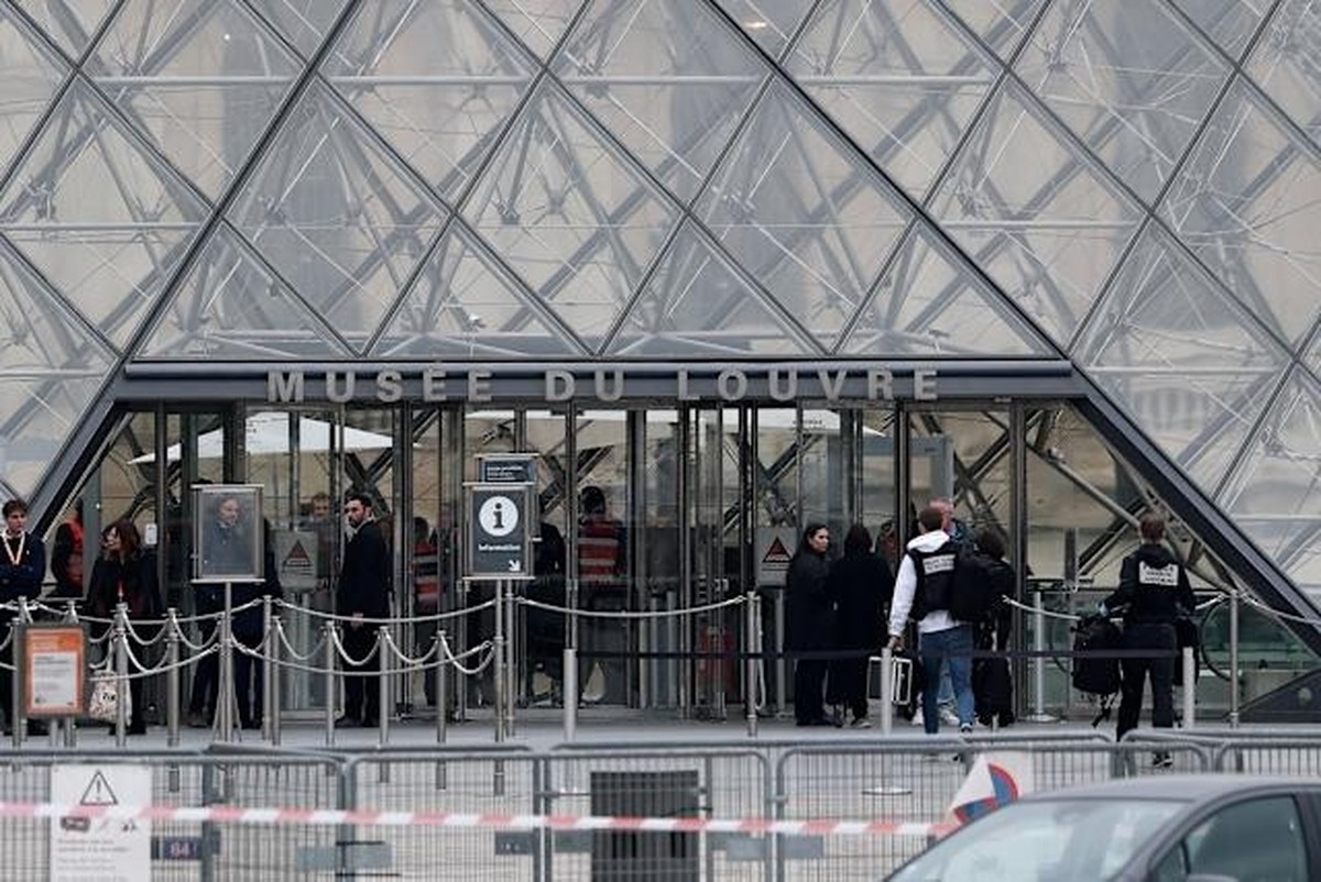 Woman charged in &euro;1.5 million gold theft at Paris museum