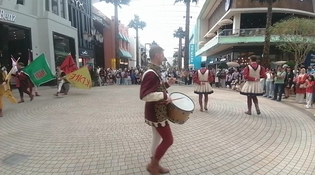 Italian Magic Unfolds at Avenues Mall with Dazzling Flag-Waving Show