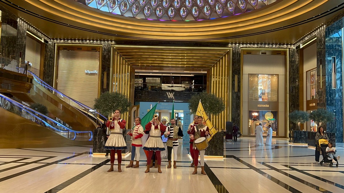 Italian Magic Unfolds at Avenues Mall with Dazzling Flag-Waving Show