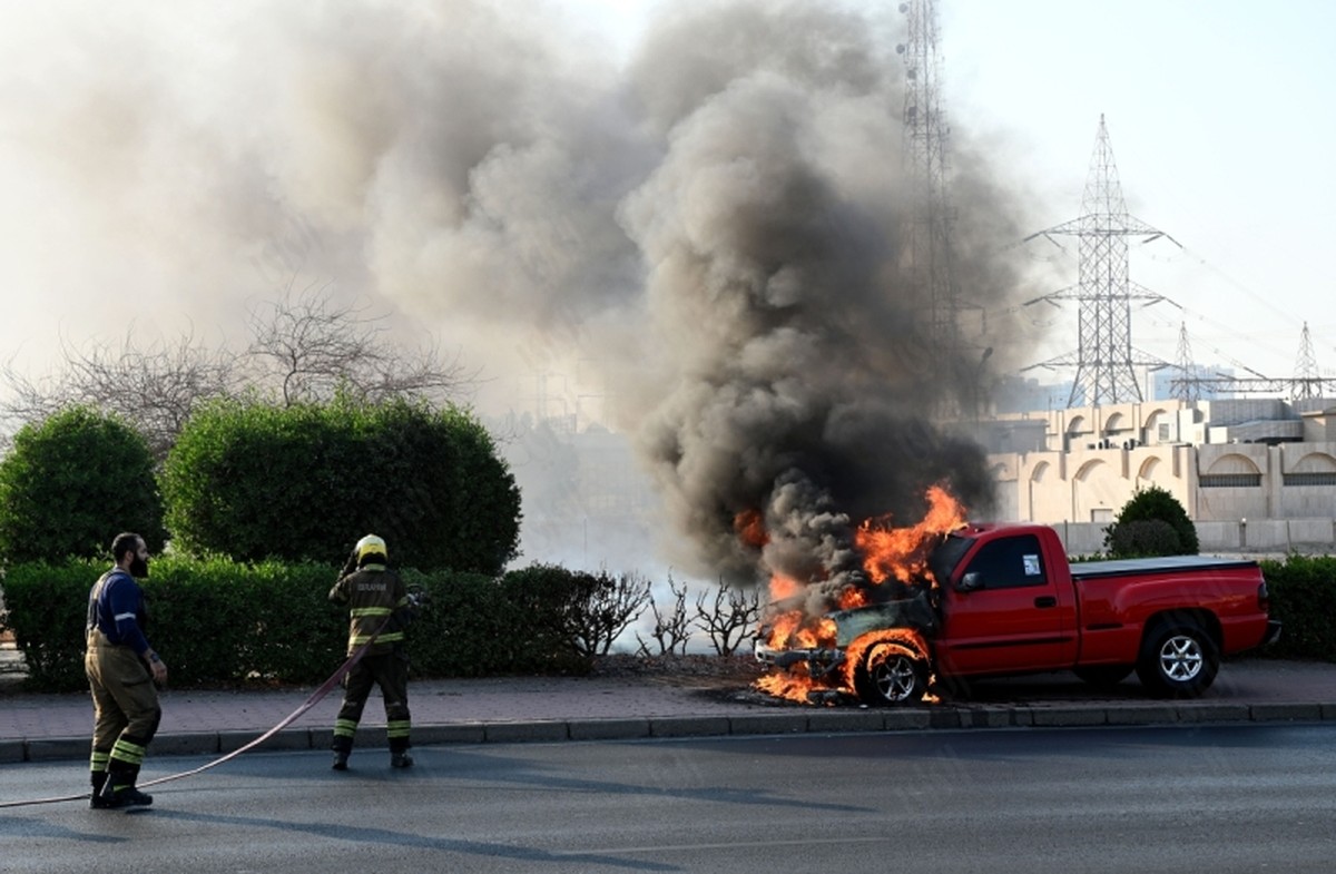 Car Catches Fire on Road Between Al-Rabia and Al-Ardiya