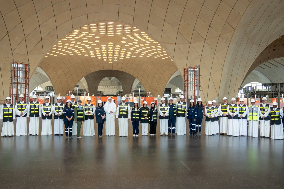 Kuwait's Prime Minister inspects new airport terminal project
