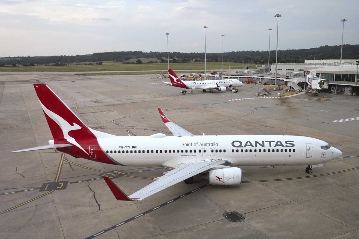 Smoke forces Qantas flight to make emergency landing in Adelaide