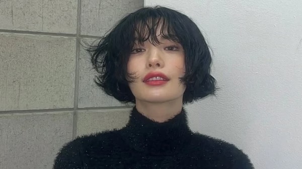 K-pop star Nana fights off an armed home intruder