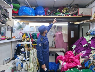 Fire Force Shuts Violating Shops in Souq Al-Mubarakiya