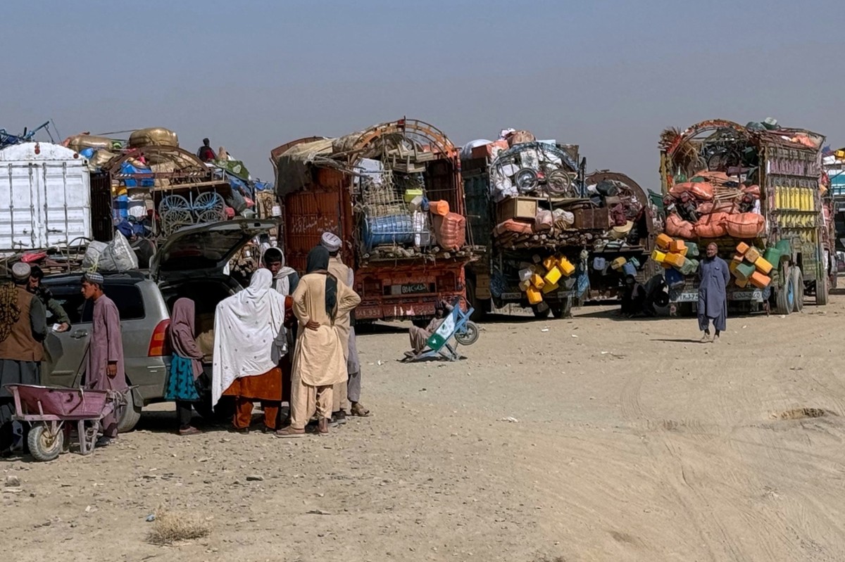 Pakistani forces step up raids near Afghan border, killing 23 militants