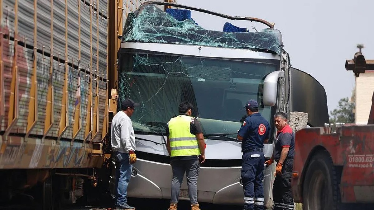 At least 7 killed after tourist bus overturns in western Mexico