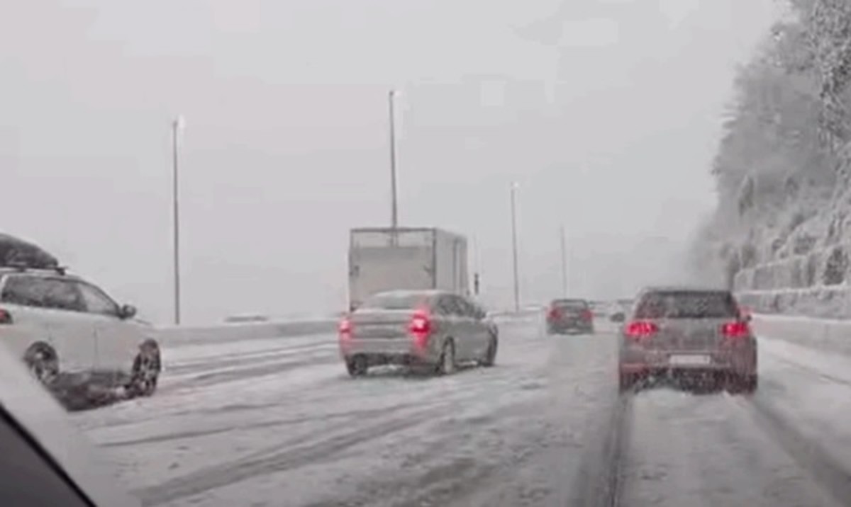 Heavy snowfall paralyzes traffic in Croatia