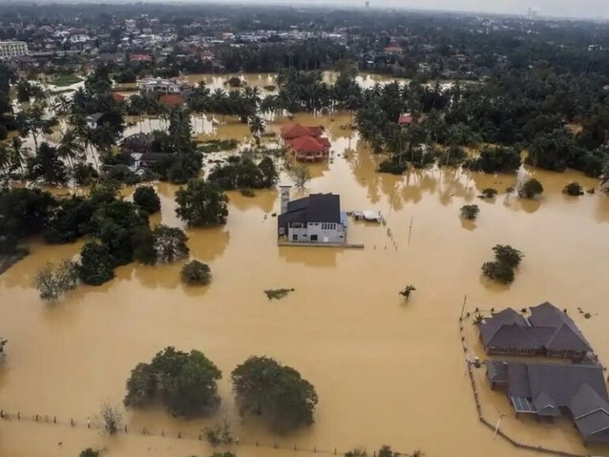 Over 10,000 displaced by flooding in Malaysia