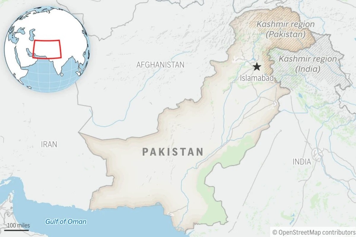 Roadside bomb kills 3 officers in northwestern Pakistan