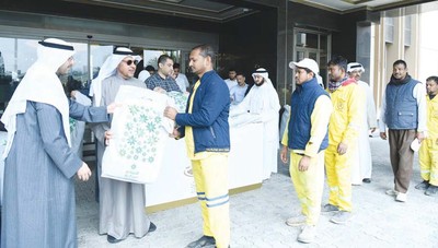 Governor distributes winter clothes to cleaning workers