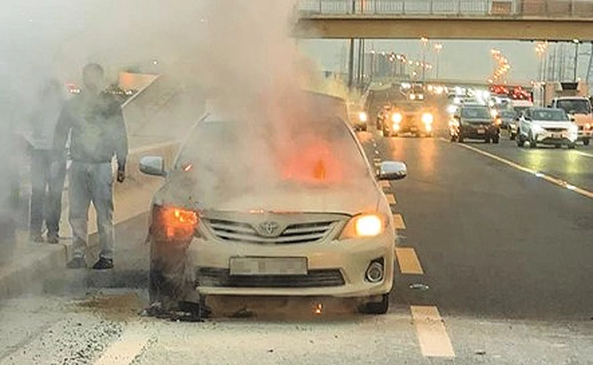 Vehicle Fire Injures Two on King Fahd Expressway