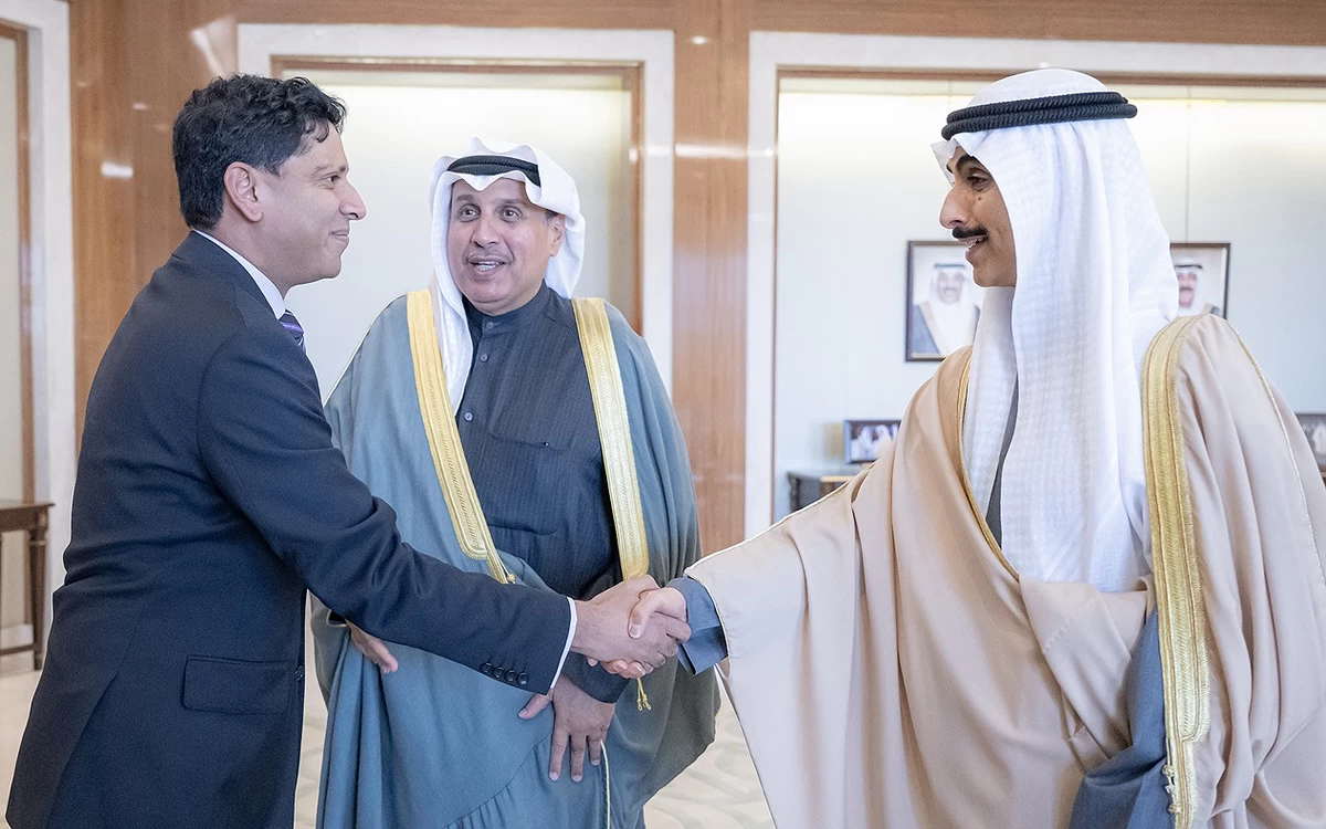 Amiri Diwan Minister, Crown Prince Diwan Head receive UK Ambassador