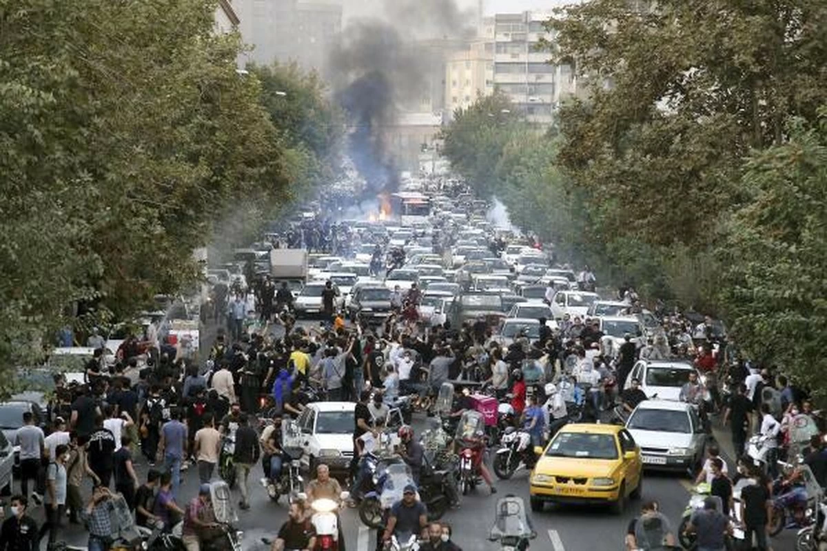 Protests erupt in Iran&rsquo;s capital after exiled prince&rsquo;s call; internet cuts out soon after