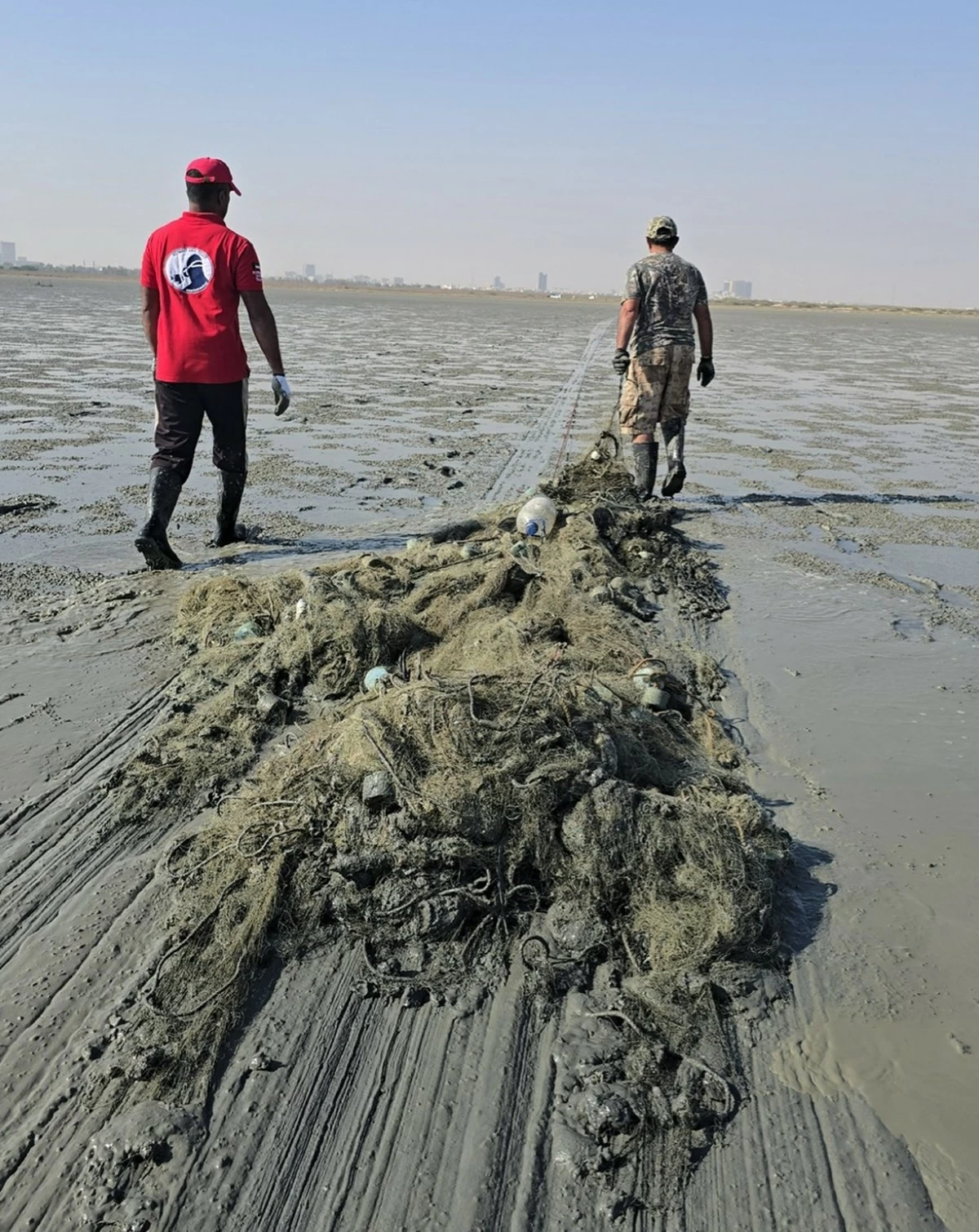 Kuwaiti volunteers, authorities join Dive Team to rehabilitate Kuwait Bay