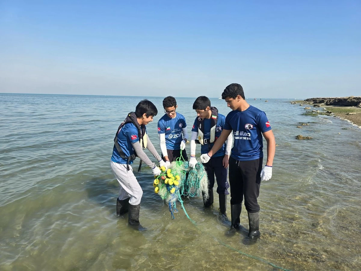 Kuwaiti diving team removes two tons of waste from Kuwait Bay
