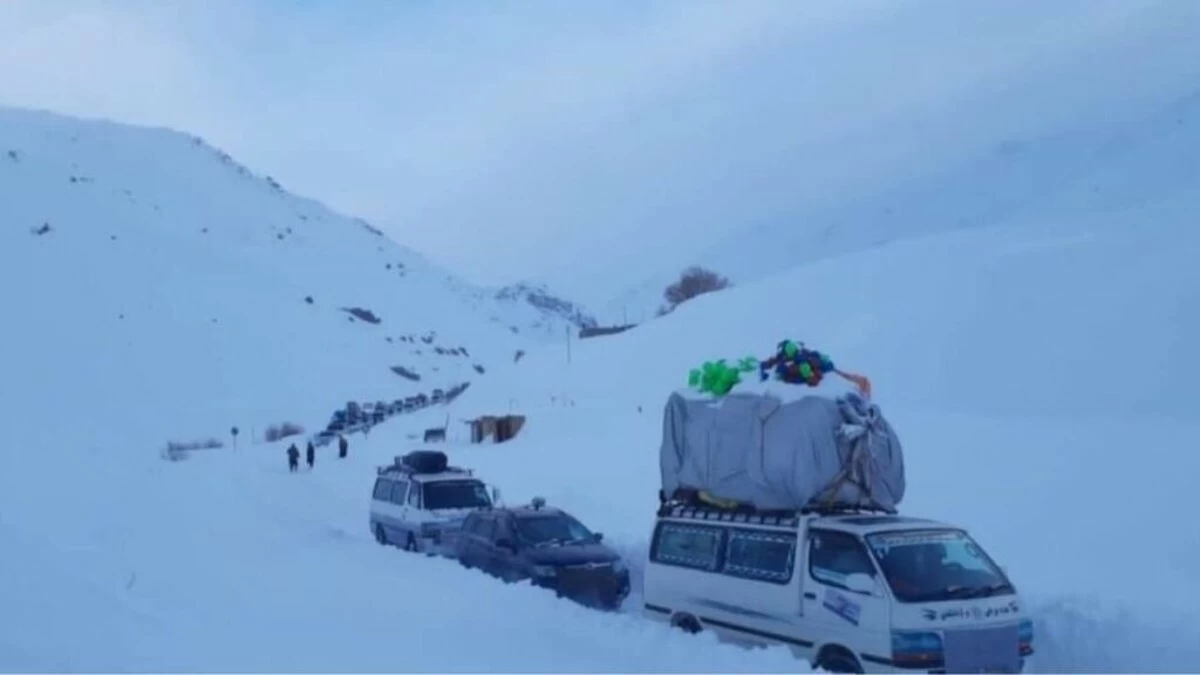 Heavy snowfall blocks major Afghan highways, disrupts travel