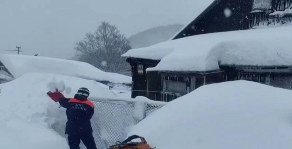 2 killed, 13 injured due to rooftop snow in Russia