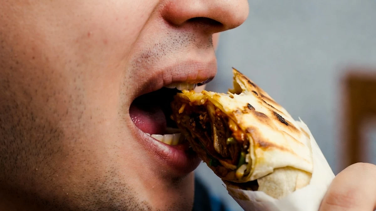 Up to 1 Month Jail, KD 100 Fine for Eating Publicly During Ramadan Fasting Hours in Kuwait