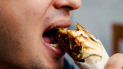 Up to 1 Month Jail, KD 100 Fine for Eating Publicly During Ramadan Fasting Hours in Kuwait