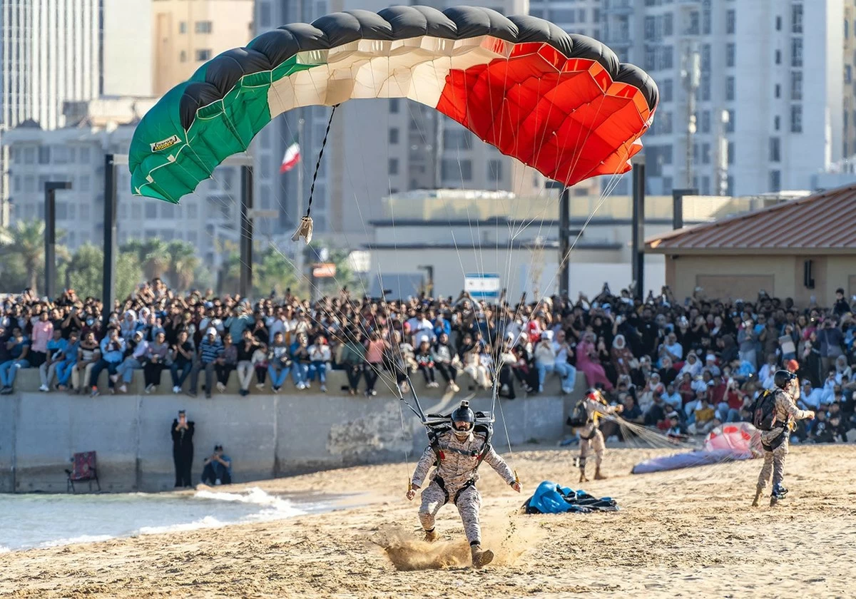 Air and Naval Displays Thrill Crowds in 65th National Day, 35th Liberation Day Festivities