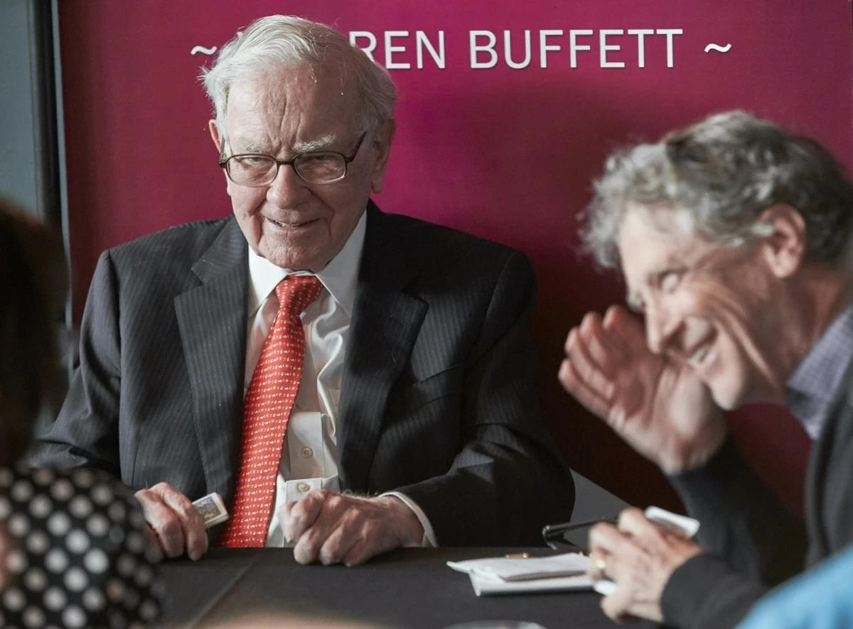 Abel praises Buffett and promises Berkshire Hathaway won't retreat from investing