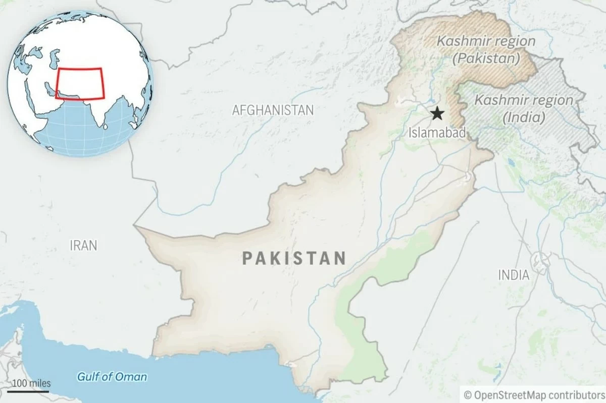 Roadside bomb targeting police kills 4, wounds dozens in northwest Pakistan
