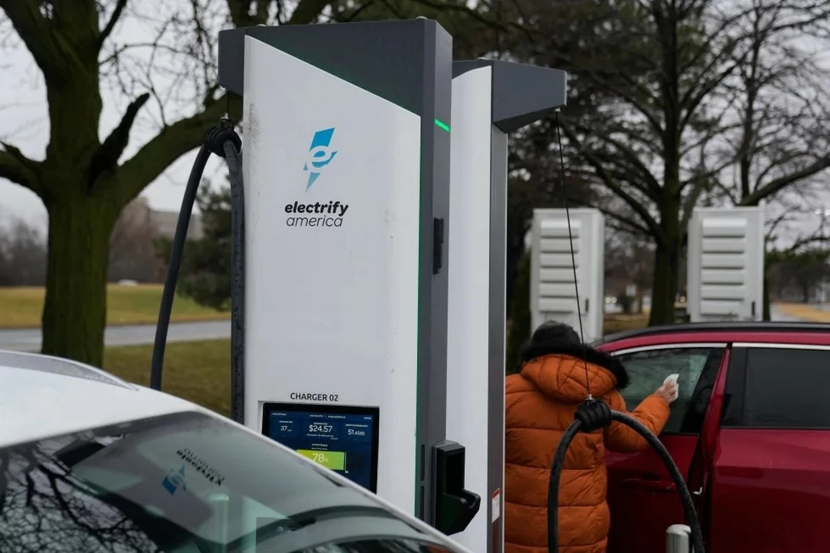 Drivers wonder if they should go electric as war spikes gas prices