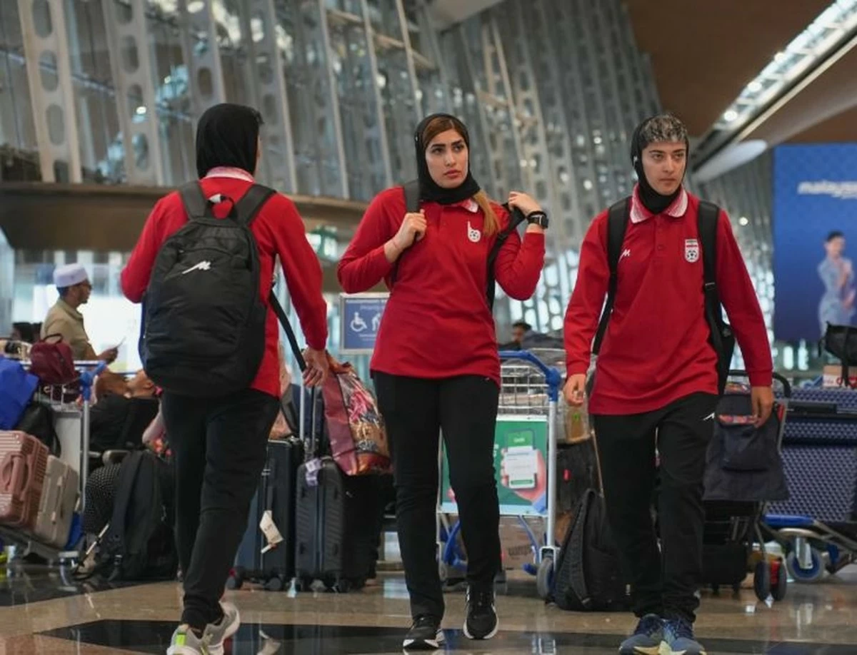 5 women rejoin Iranian soccer squad in Malaysia after abandoning asylum