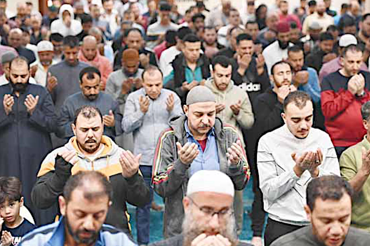 Worshippers gather for Laylat Al-Qadr
