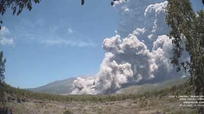 Indonesia's Mt Lewotobi erupts, spewing thick gray ash up to 1,000 meters above its peak