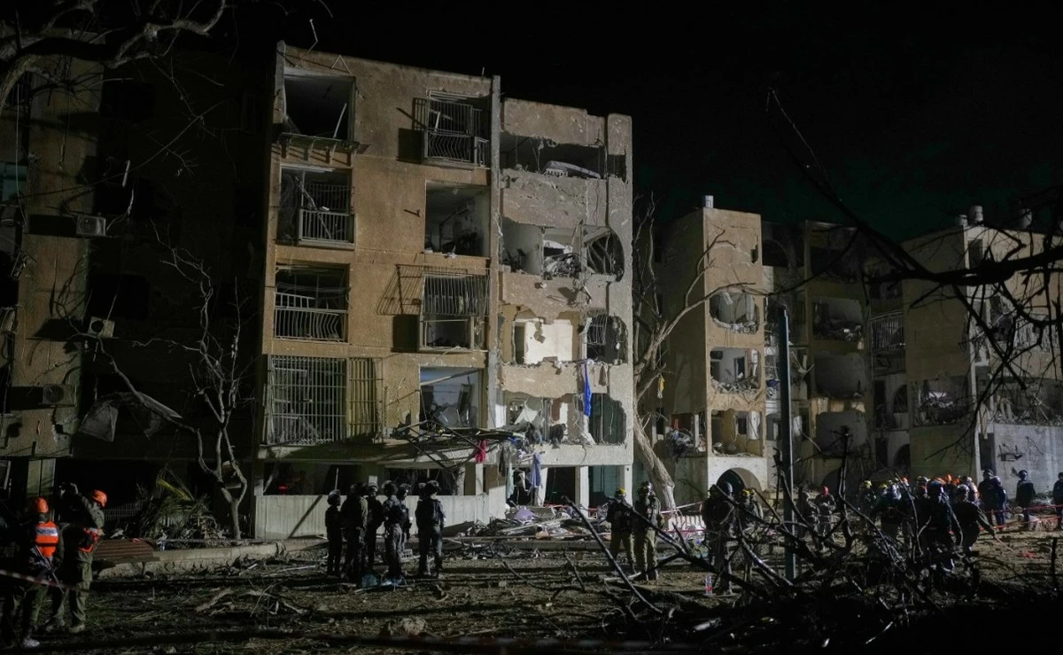 Iranian Missiles Strike Southern Israeli Cities, Over 100 Injured