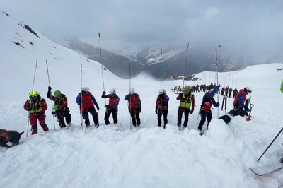 Deadly South Tyrol avalanche kills 2 skiers, trapping 25 near the Austria border