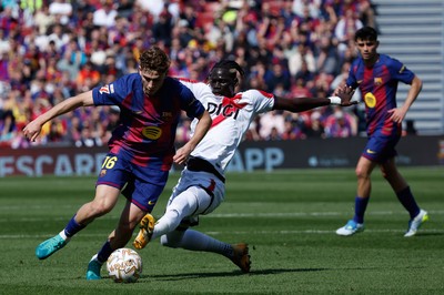 García stands tall as Barcelona edges Rayo