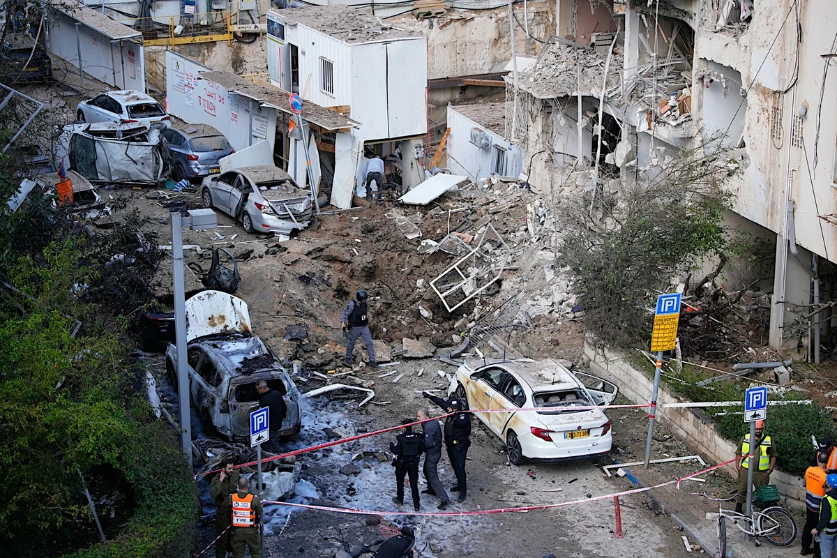 Iranian Missile Strike Causes Damage in Tel Aviv, Minor Injuries Reported