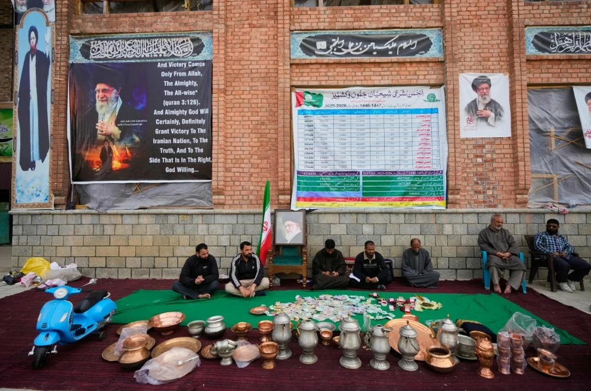 Kashmiris in India collect donations for Iran