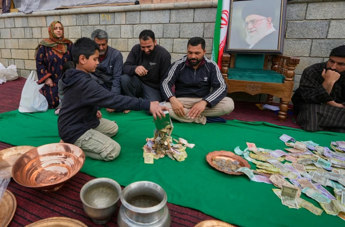 Kashmiris in India collect donations for Iran