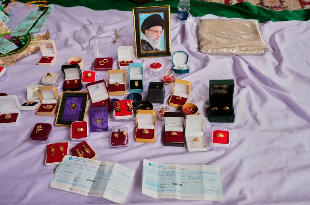 Kashmiris in India collect donations for Iran