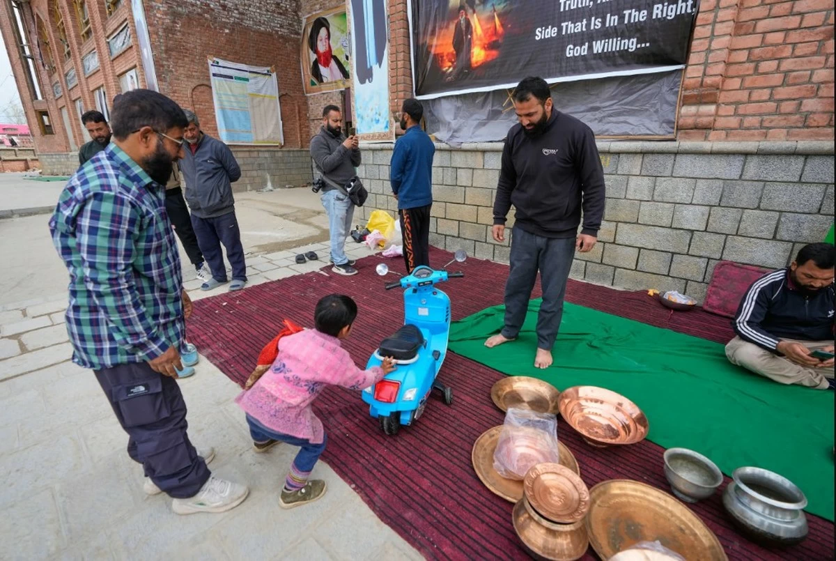 Kashmiris in India collect donations for Iran