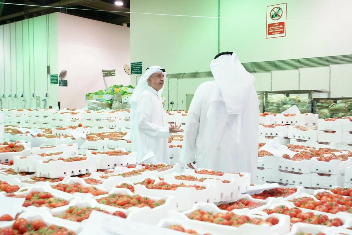Eid Holiday Causes Tomato Shortage, Kuwait Minister Visits Market to Assess Supply