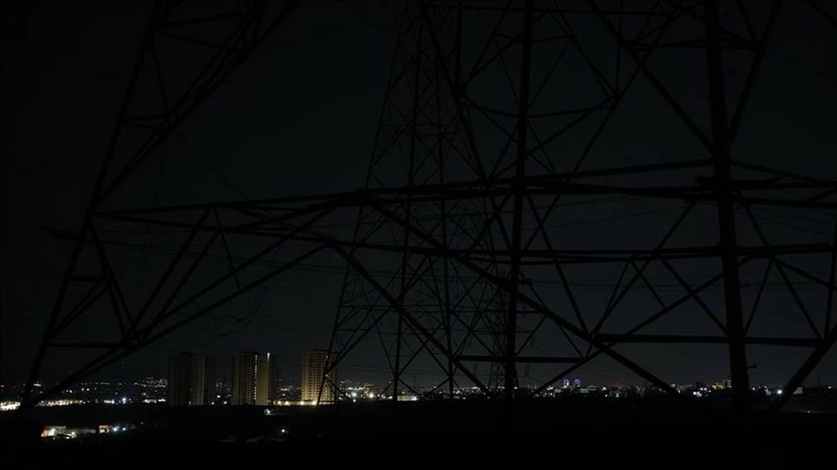 US-Israeli Strikes Hit Tehran&rsquo;s Mehrabad Airport, Petrochemical Facility in Tabriz