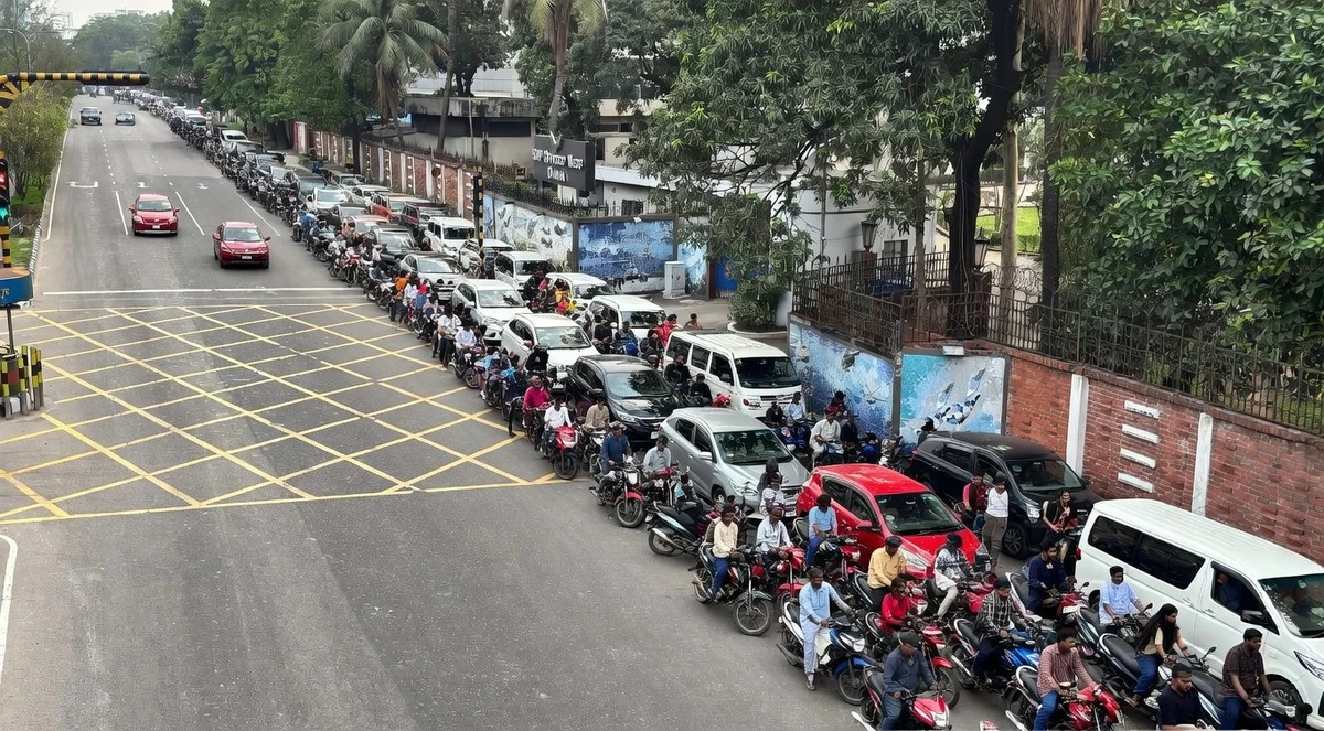 Fuel Crisis Paralyzes Dhaka as Drivers Wait 15 Hours in a Queue