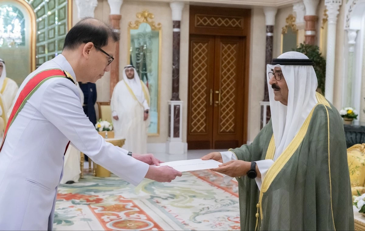 Amir receives credentials of five new ambassadors