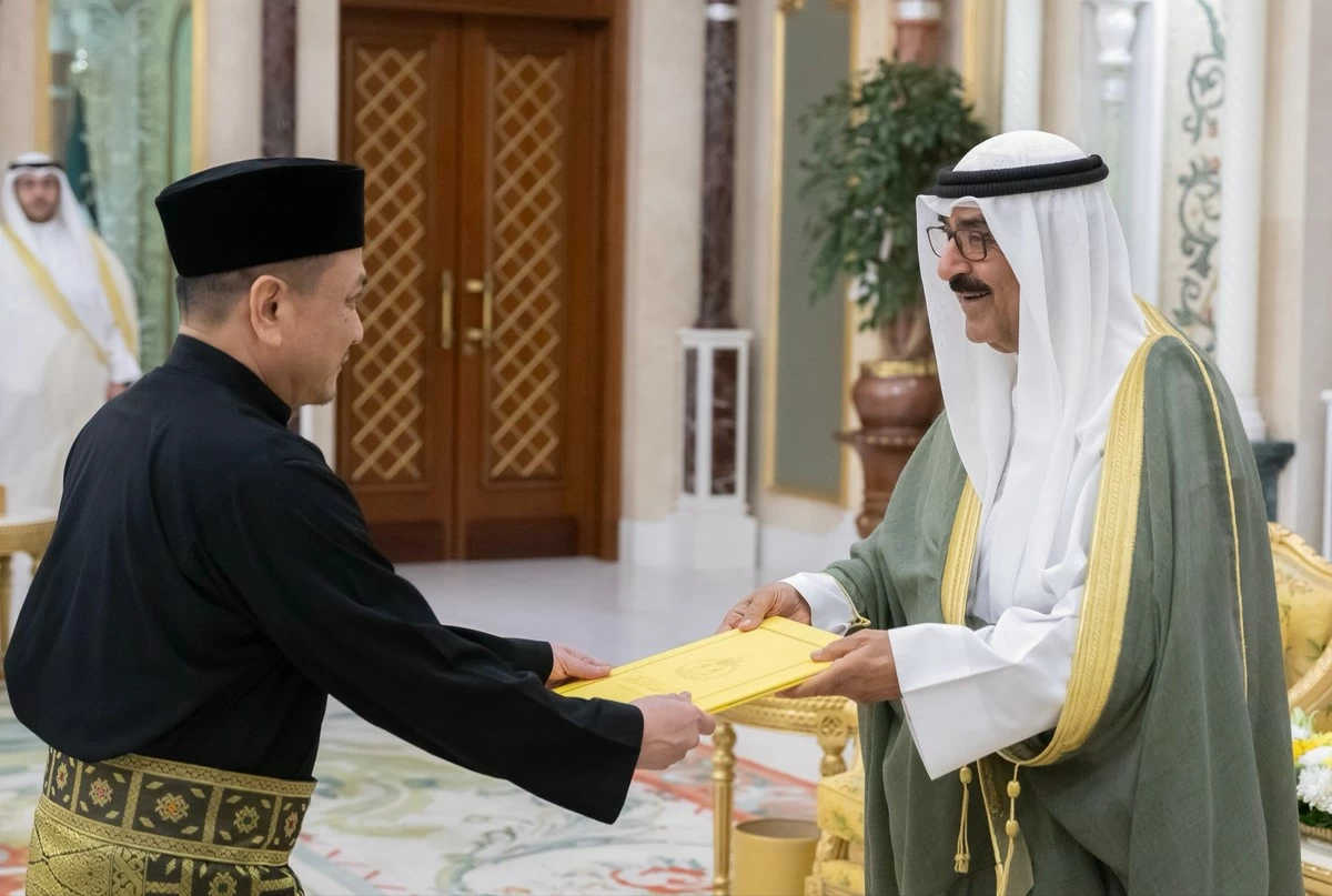 Amir receives credentials of five new ambassadors