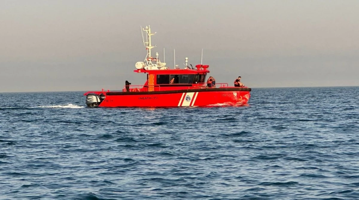 Kuwait Rescue Teams Rescue Man After Jump from Sheikh Jaber Bridge