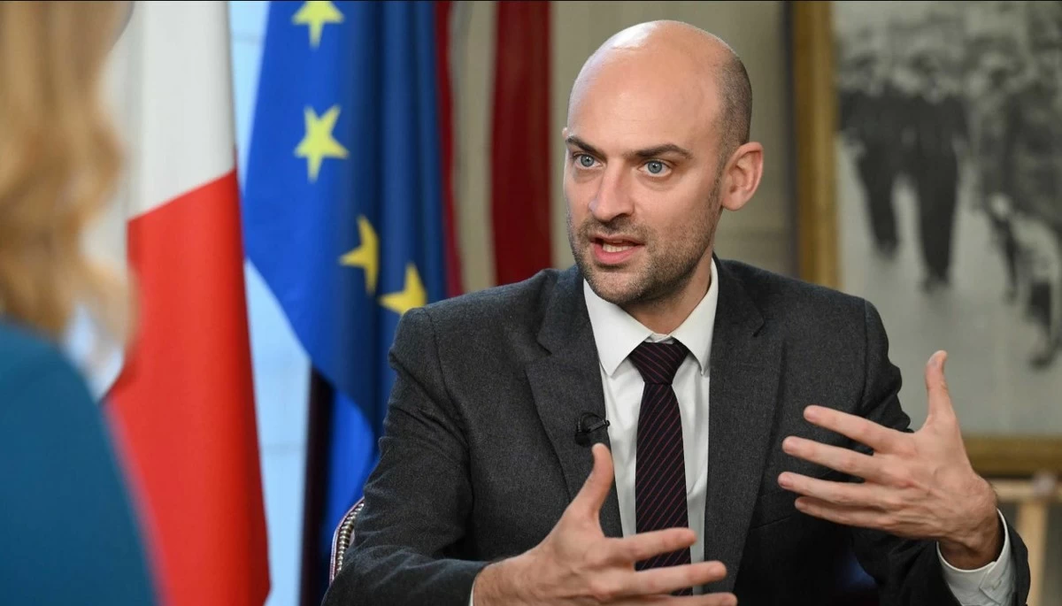 France Rules Out Lifting Iran Sanctions While Strait of Hormuz Is Blocked