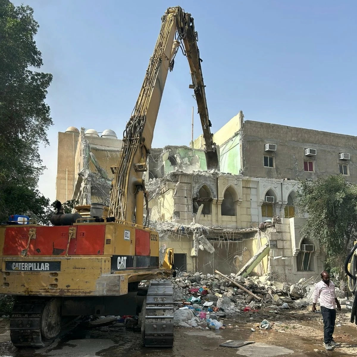 Kuwait Municipality Begins Demolition of 42 Unsafe Buildings in Jleeb Al-Shuyoukh